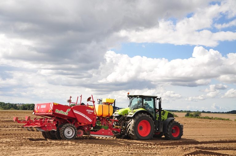 tractor-3637478_1280